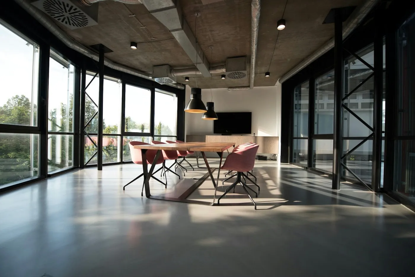 Heller Büro- und Besprechungsraum