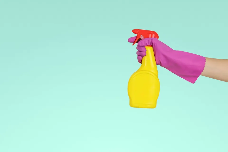 Reinigungsspray und Handschuh für gründliche Reinigungsarbeiten