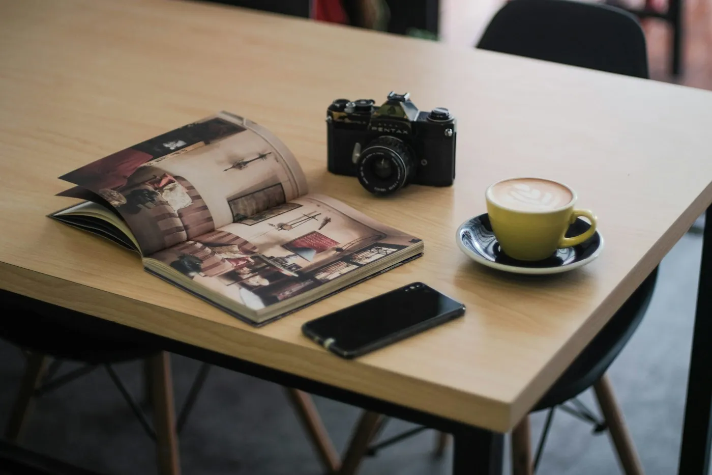 Offenes Magazin mit Kaffee auf einem Lesetisch